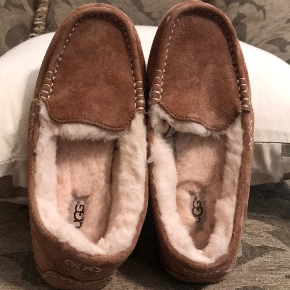 UGG brand new tan slippers size 8